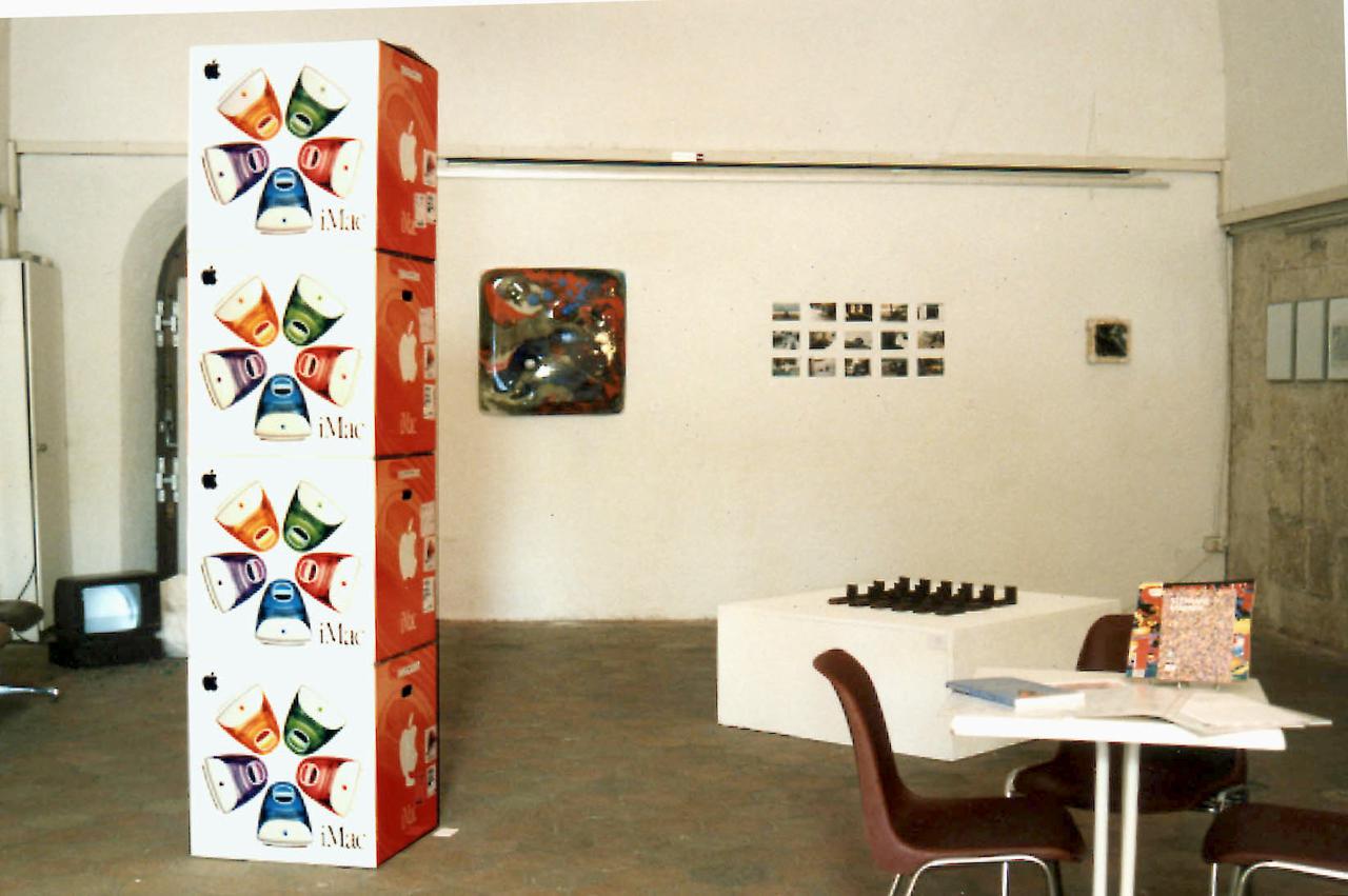 Vue de l'exposition, au premier plan installation du Cercle Ramo Nash